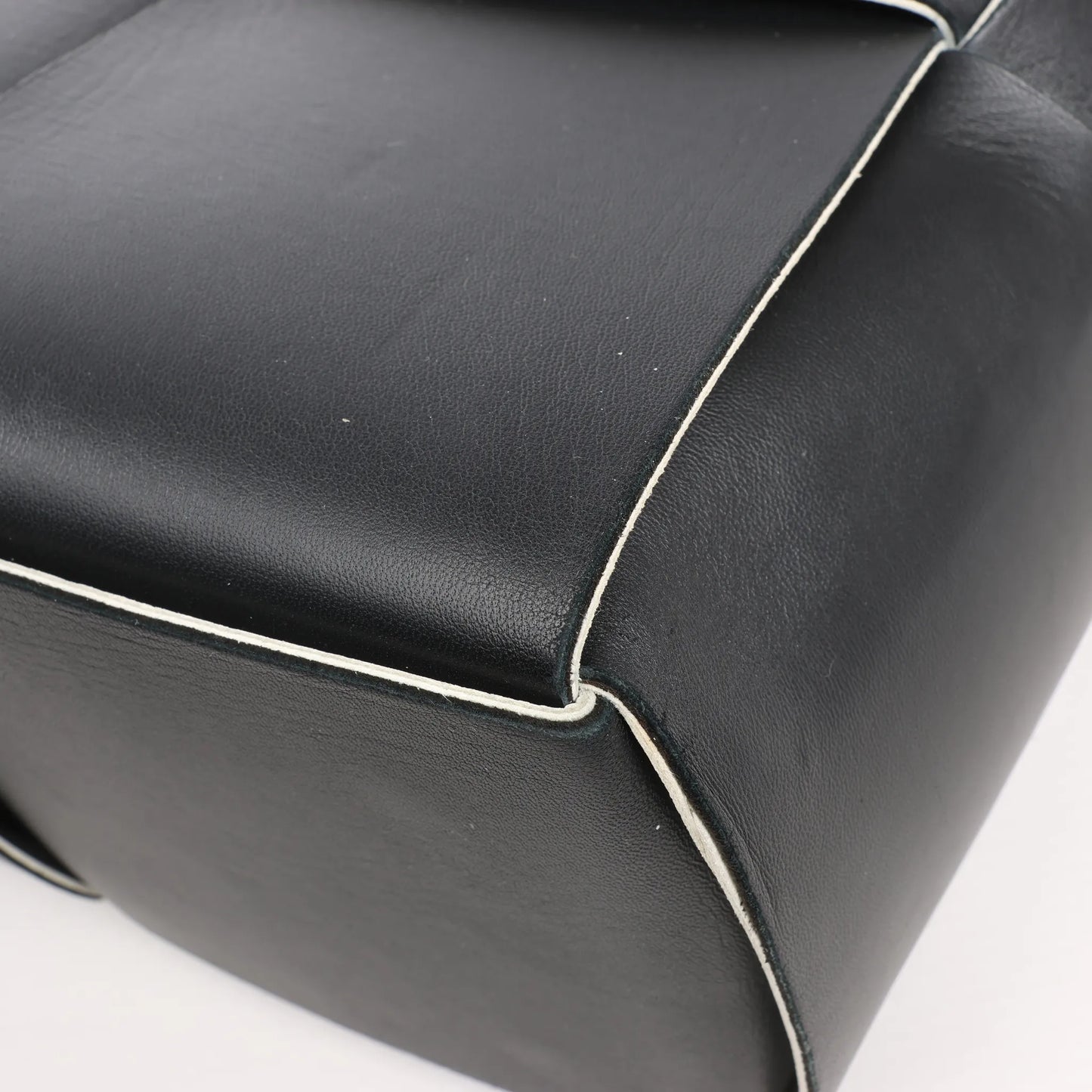 Bottega Veneta The Arco Maxi Intrecciato Large Leather Handbag in Black