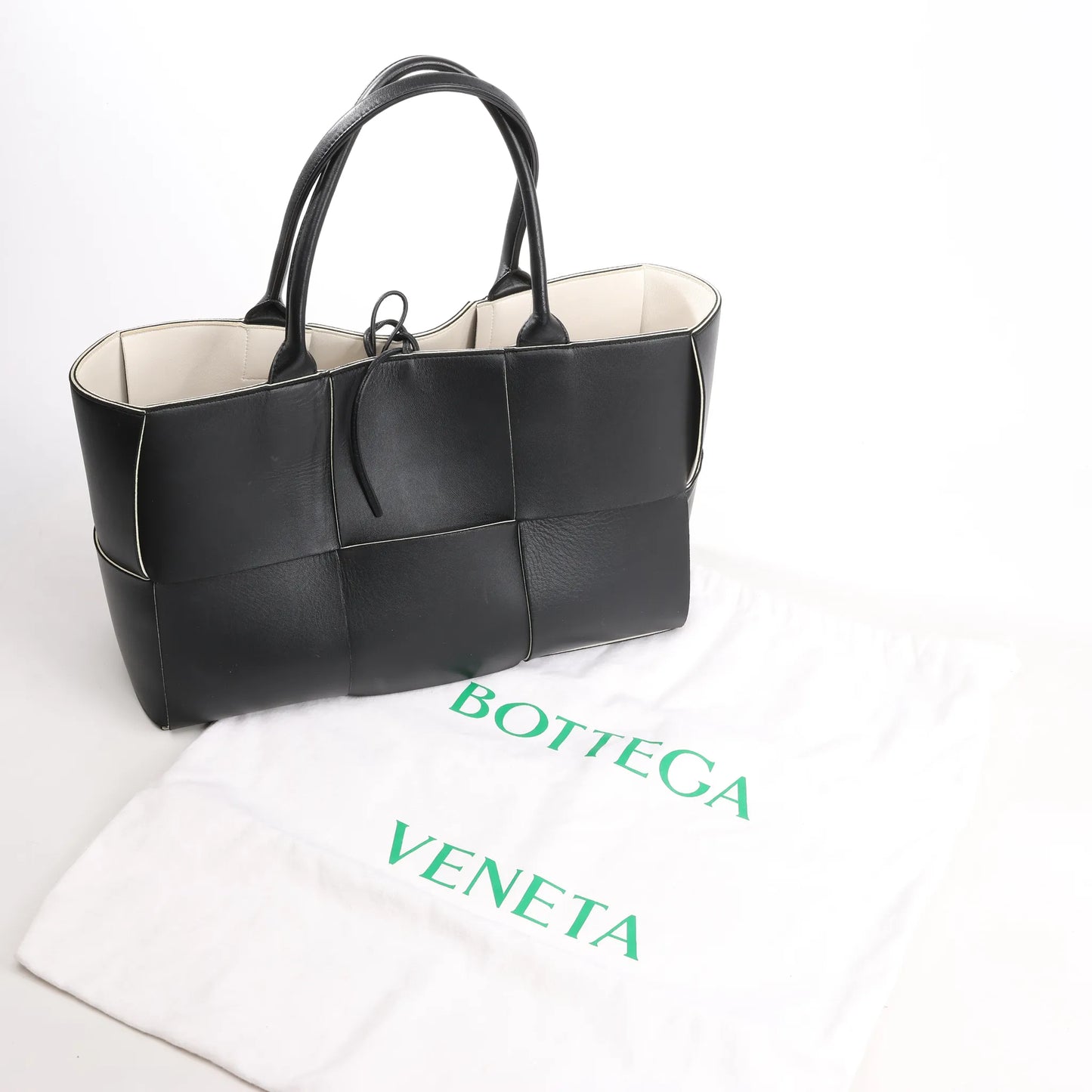 Bottega Veneta The Arco Maxi Intrecciato Large Leather Handbag in Black