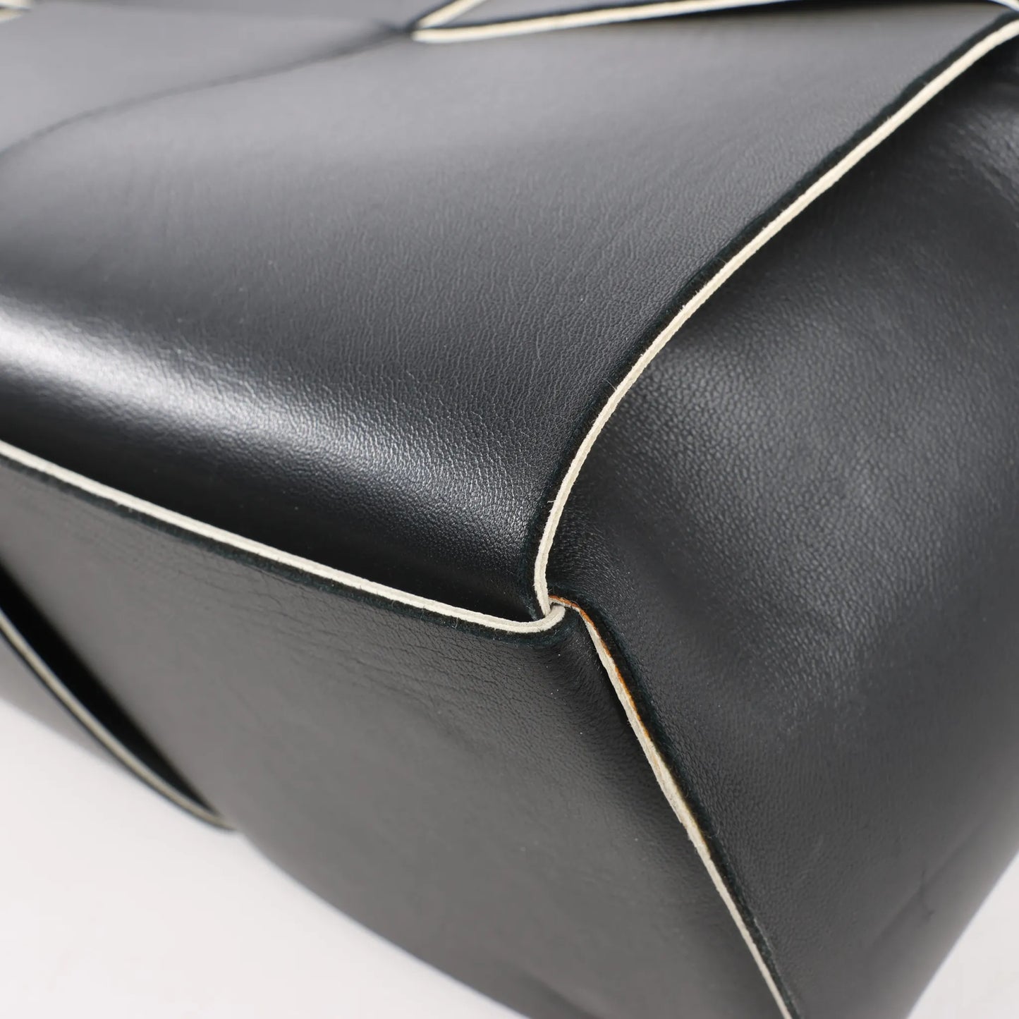 Bottega Veneta The Arco Maxi Intrecciato Large Leather Handbag in Black