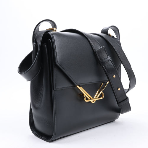 Bolso de hombro Bottega Veneta Box de piel de becerro napa con clip en negro