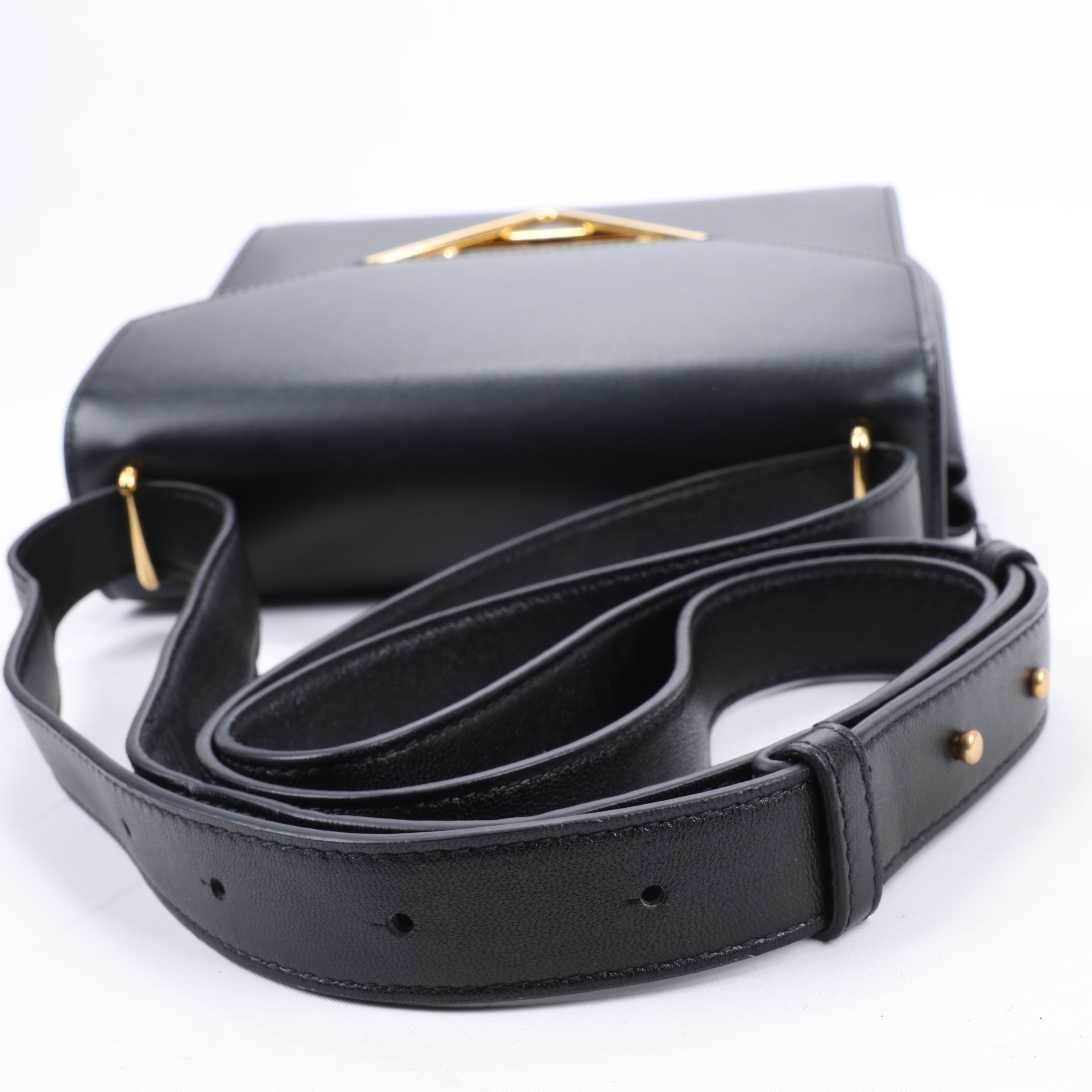Bottega Veneta Box Calfskin Nappa Clip Shoulder Bag in Black