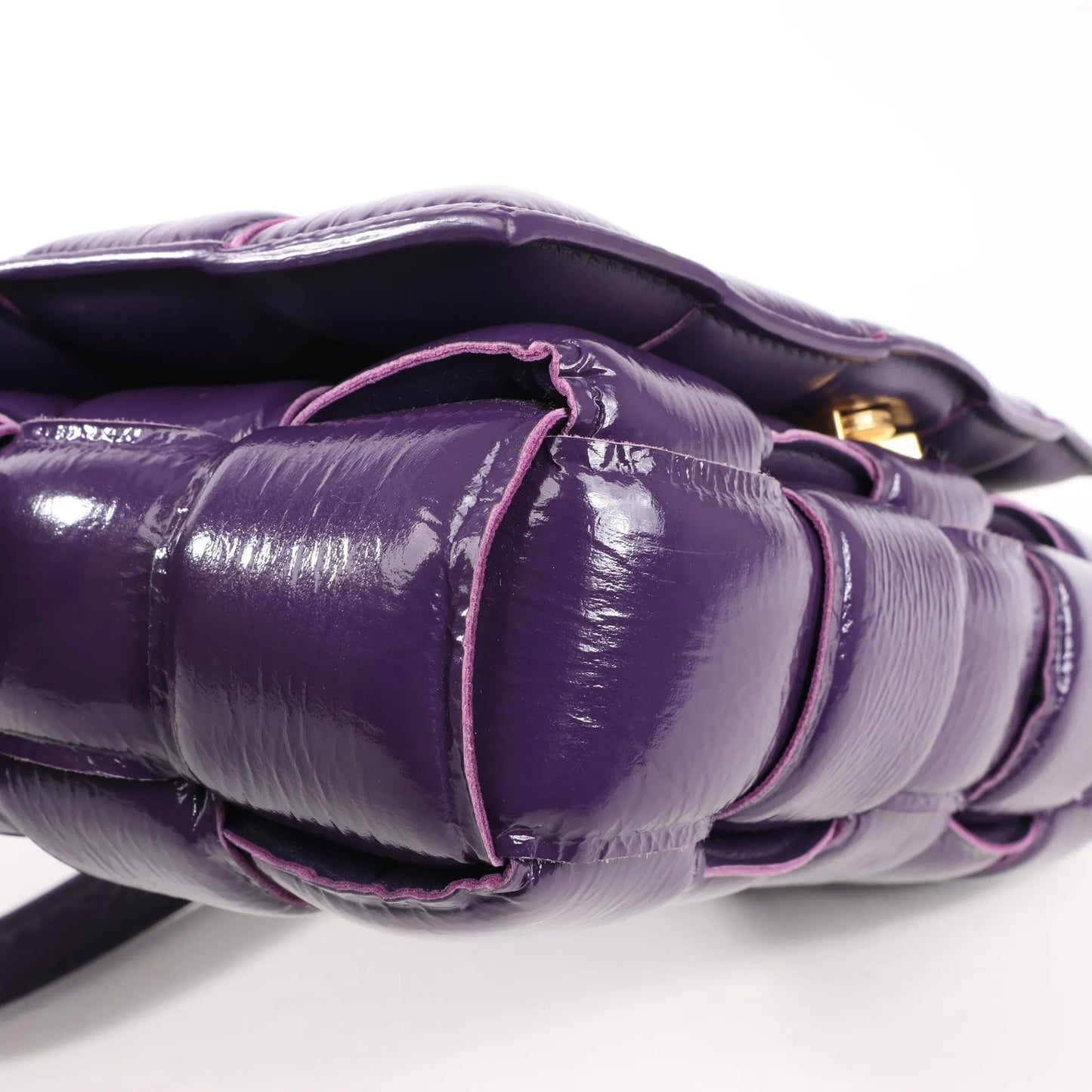 Bottega Veneta gepolsterte Kassetten-Maxi-Schultertasche aus Intrecciato-Leder in Lila