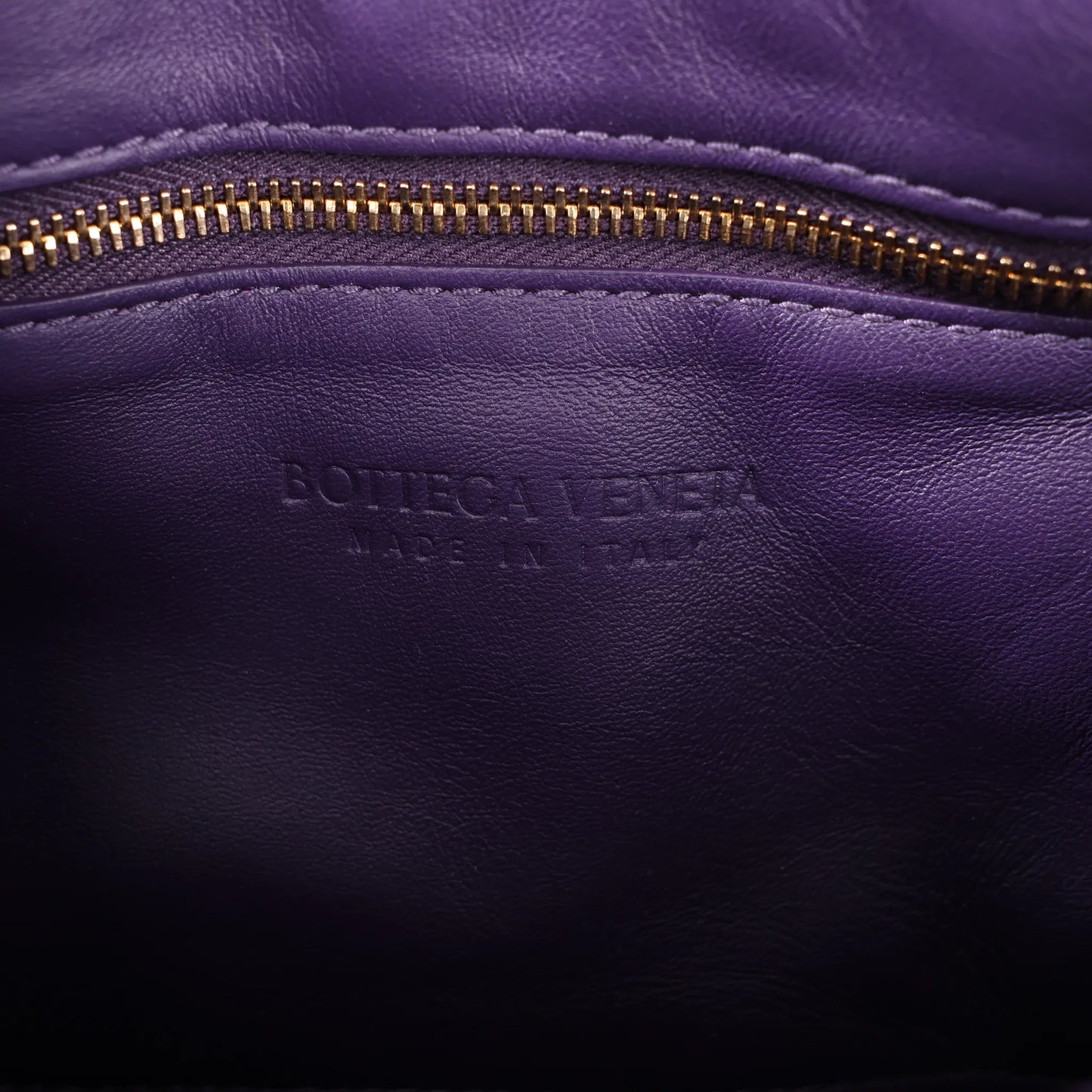 Bottega Veneta gepolsterte Kassetten-Maxi-Schultertasche aus Intrecciato-Leder in Lila