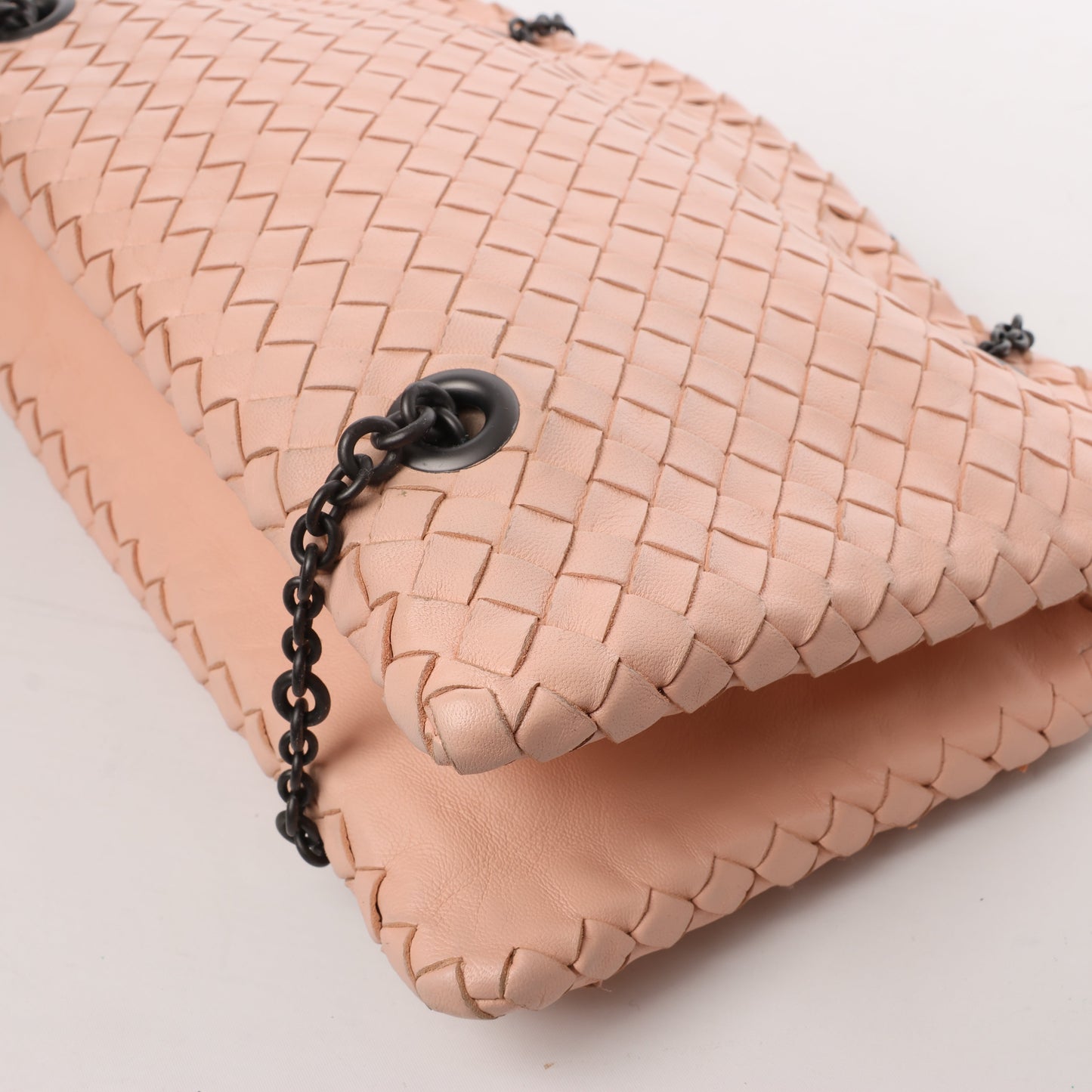 Bottega Veneta Sac à bandoulière en cuir Intrecciato avec chaîne en rose poudré