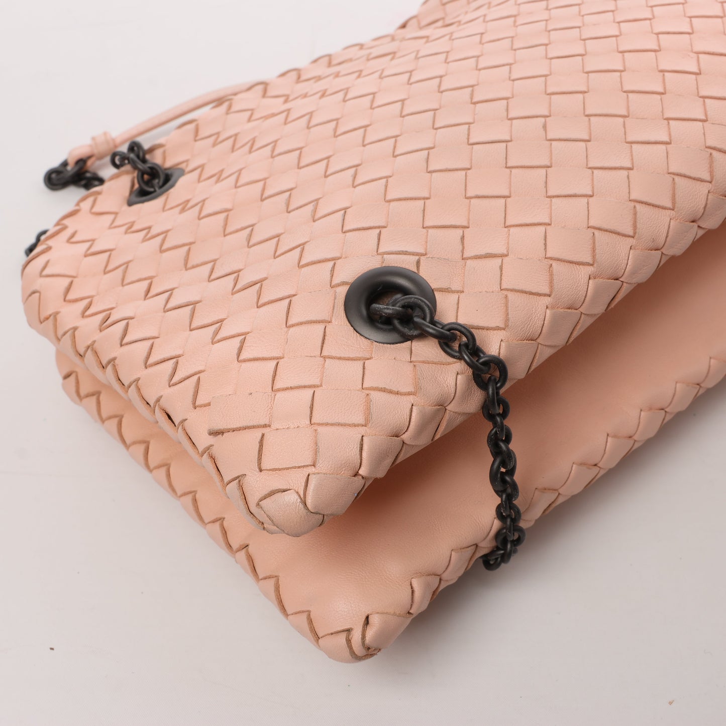 Bottega Veneta Sac à bandoulière en cuir Intrecciato avec chaîne en rose poudré