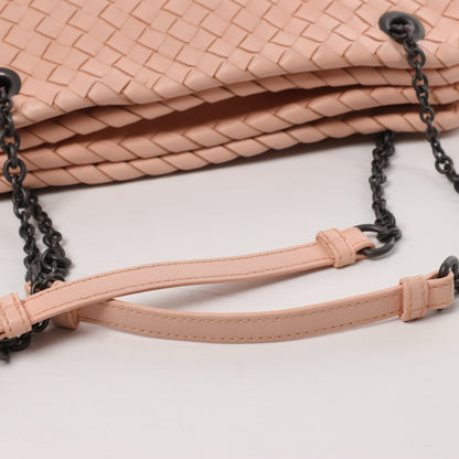 Bottega Veneta Sac à bandoulière en cuir Intrecciato avec chaîne en rose poudré