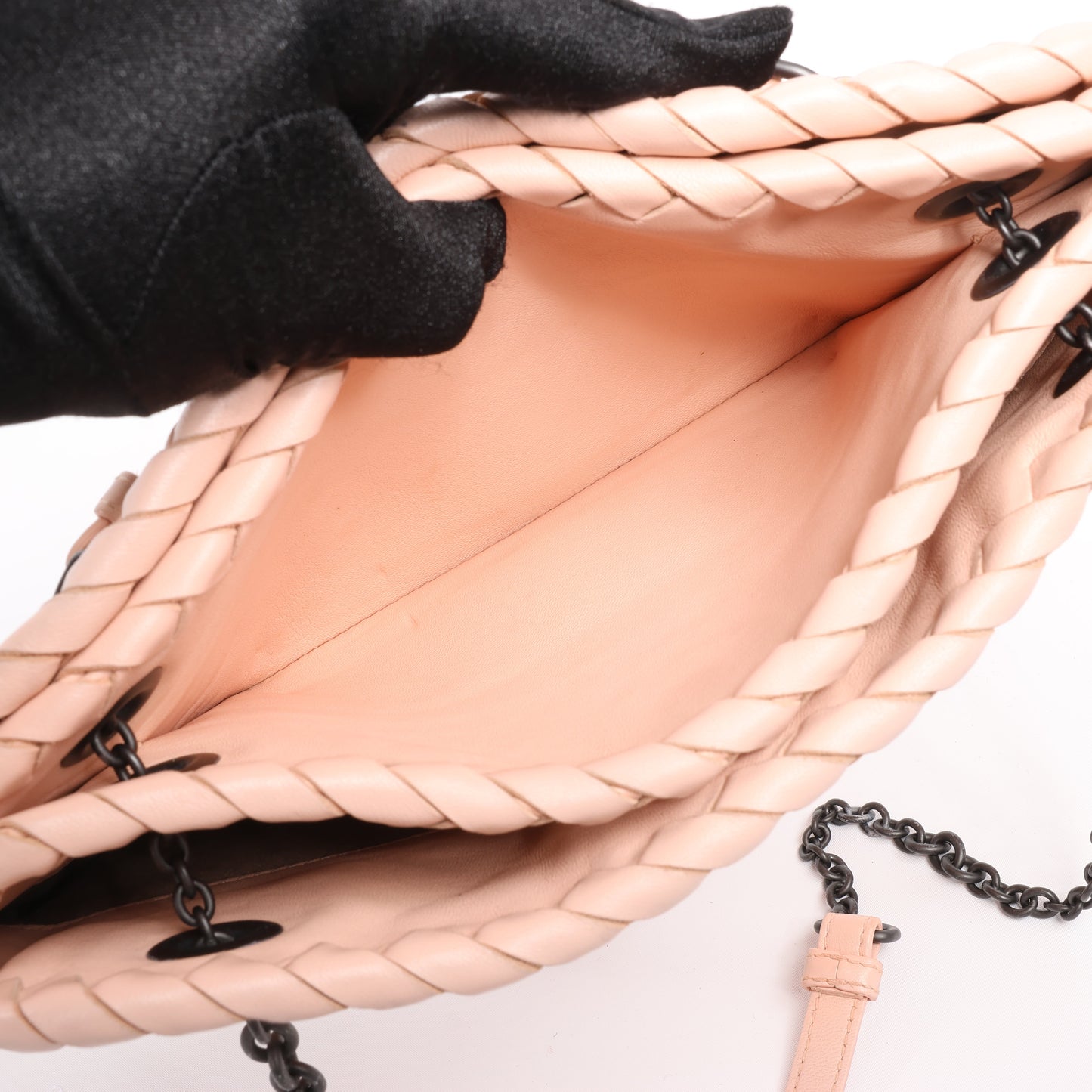Bottega Veneta Sac à bandoulière en cuir Intrecciato avec chaîne en rose poudré