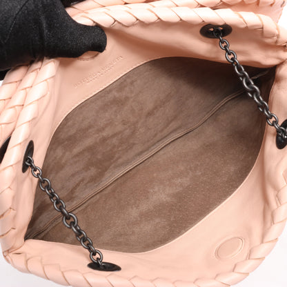 Bottega Veneta Sac à bandoulière en cuir Intrecciato avec chaîne en rose poudré