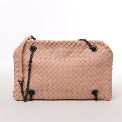 Bottega Veneta Sac à bandoulière en cuir Intrecciato avec chaîne en rose poudré