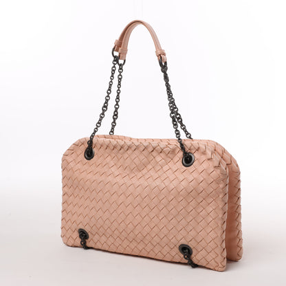 Bottega Veneta Sac à bandoulière en cuir Intrecciato avec chaîne en rose poudré