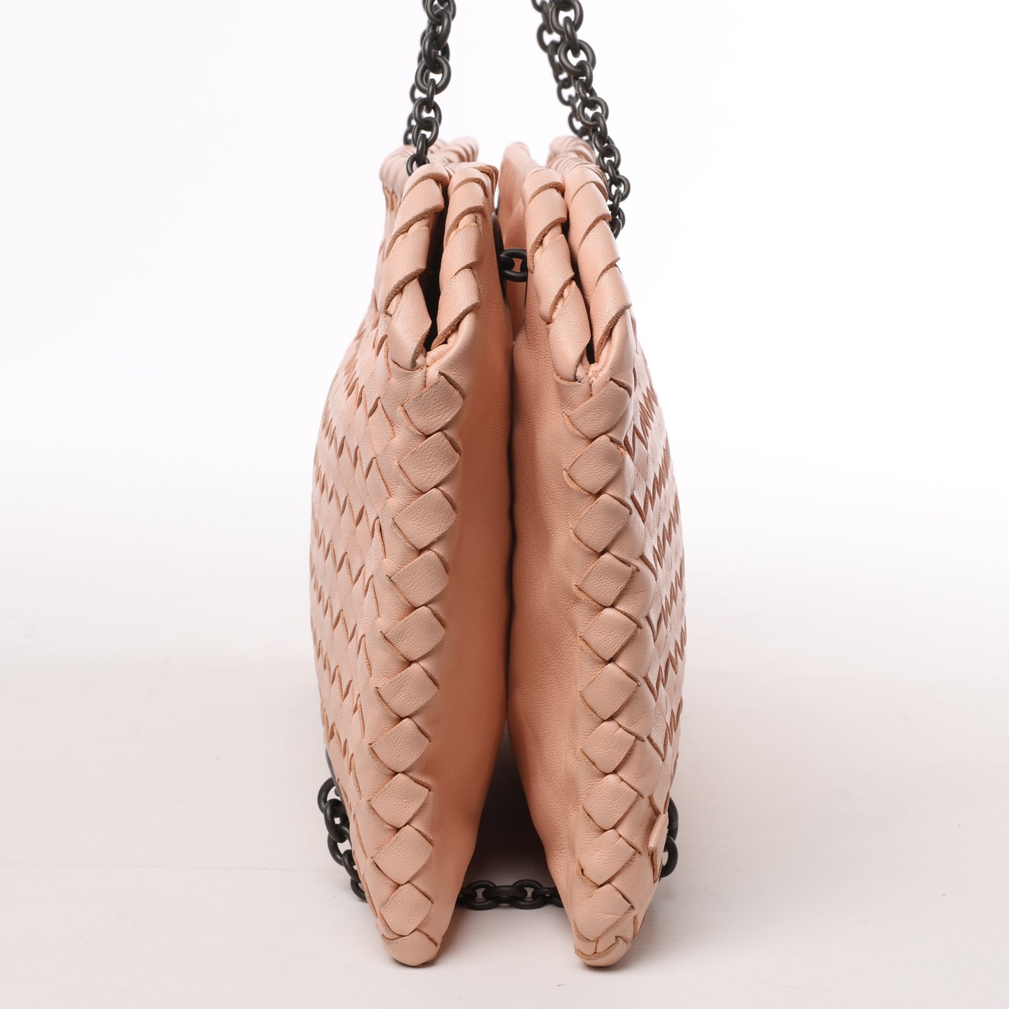 Bottega Veneta Sac à bandoulière en cuir Intrecciato avec chaîne en rose poudré