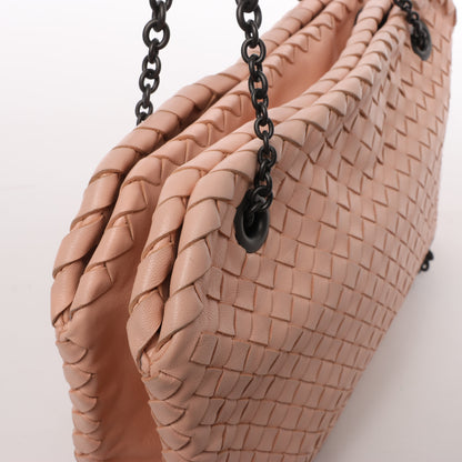Bottega Veneta Sac à bandoulière en cuir Intrecciato avec chaîne en rose poudré