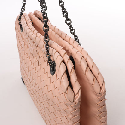 Bottega Veneta Sac à bandoulière en cuir Intrecciato avec chaîne en rose poudré