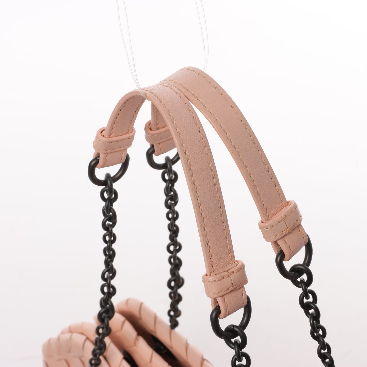 Bottega Veneta Sac à bandoulière en cuir Intrecciato avec chaîne en rose poudré