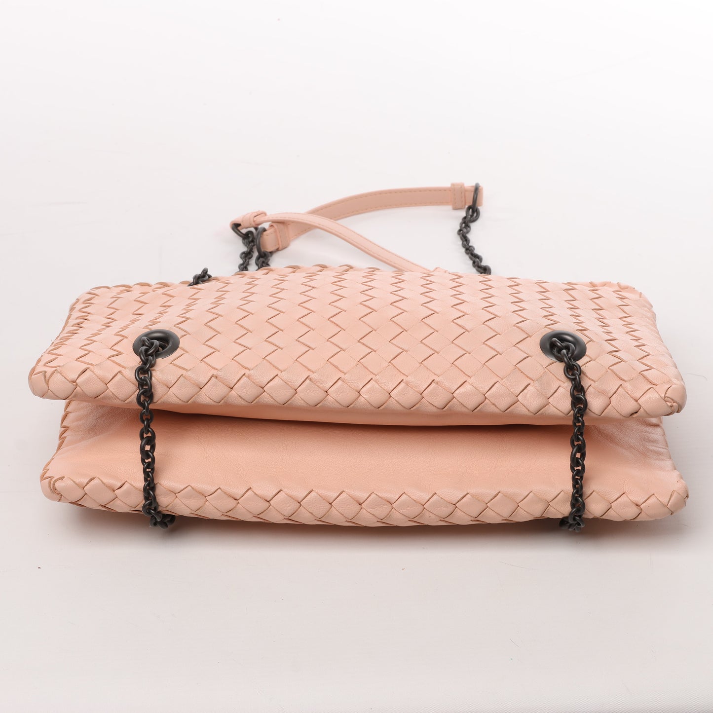 Bottega Veneta Sac à bandoulière en cuir Intrecciato avec chaîne en rose poudré
