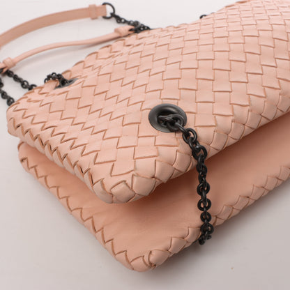 Bottega Veneta Sac à bandoulière en cuir Intrecciato avec chaîne en rose poudré