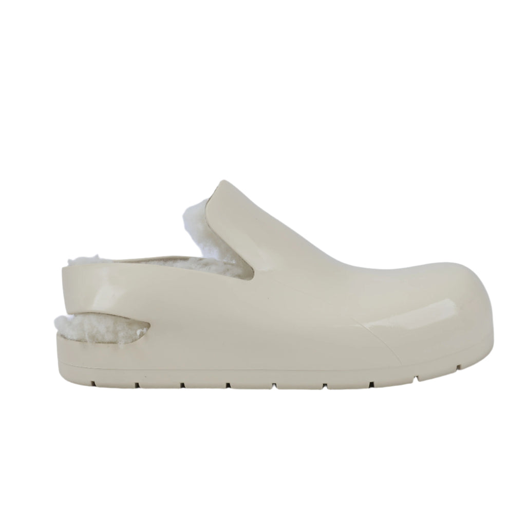 Bottega Veneta Puddle Shearling Cozy - Zapatos bajos de goma mate en color marfil