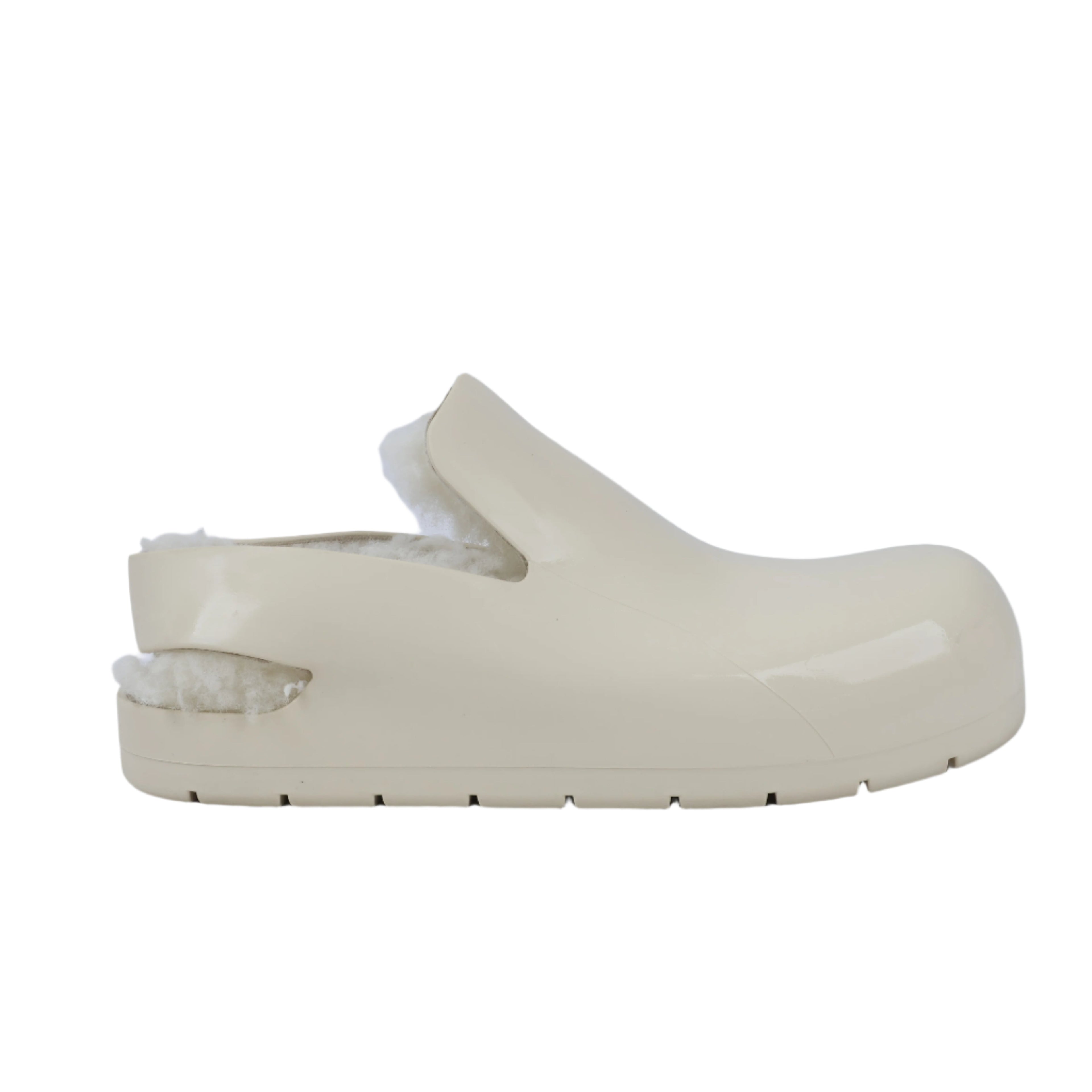 Bottega Veneta Puddle Shearling Cozy - Zapatos bajos de goma mate en color marfil