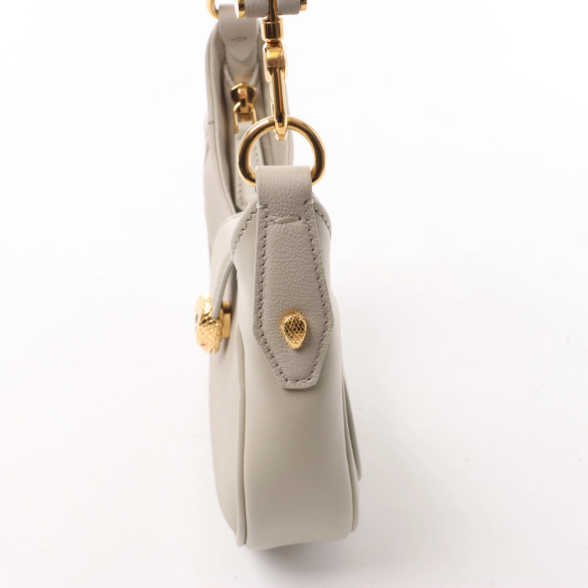 Bolso de hombro con cadena de charol BVLGARI Serpenti Forever en color naranja