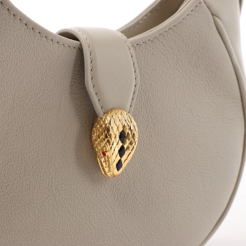 Bolso de hombro con cadena de charol BVLGARI Serpenti Forever en color naranja