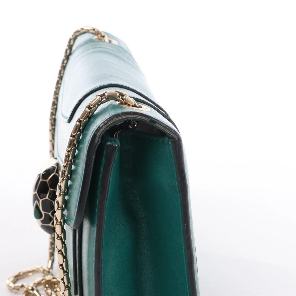 Bolso de hombro con cadena de charol BVLGARI Serpenti Forever en color naranja