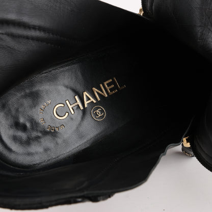 Bottines courtes Chanel Coco Mark en cuir matelassé et verni, noires, G33028, pointure 38