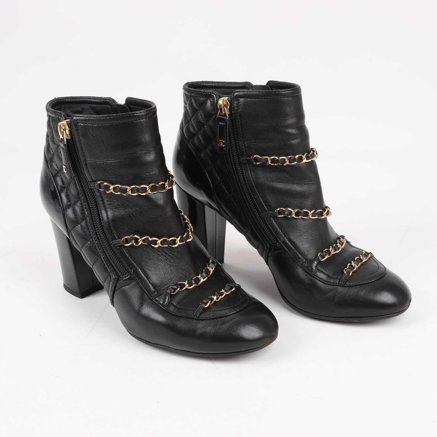 Bottines courtes Chanel Coco Mark en cuir matelassé et verni, noires, G33028, pointure 38