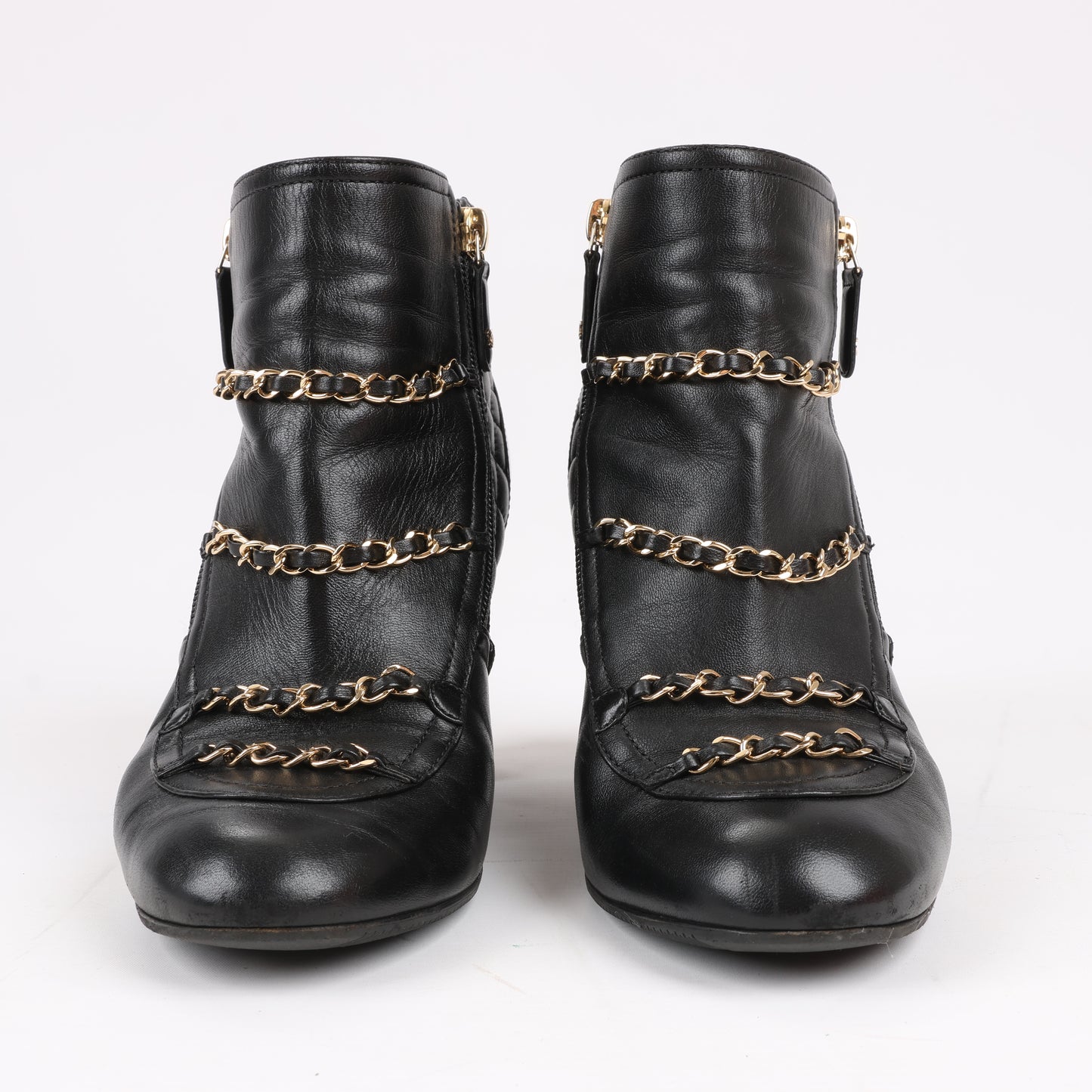 Bottines courtes Chanel Coco Mark en cuir matelassé et verni, noires, G33028, pointure 38