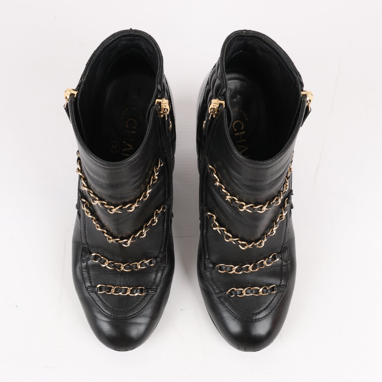 Bottines courtes Chanel Coco Mark en cuir matelassé et verni, noires, G33028, pointure 38