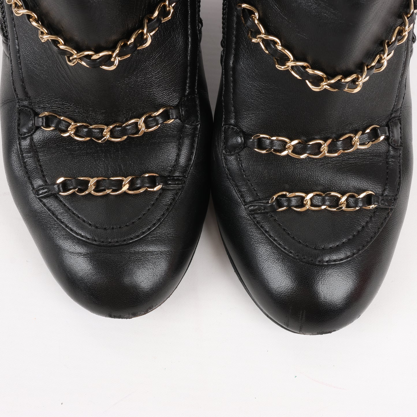 Bottines courtes Chanel Coco Mark en cuir matelassé et verni, noires, G33028, pointure 38