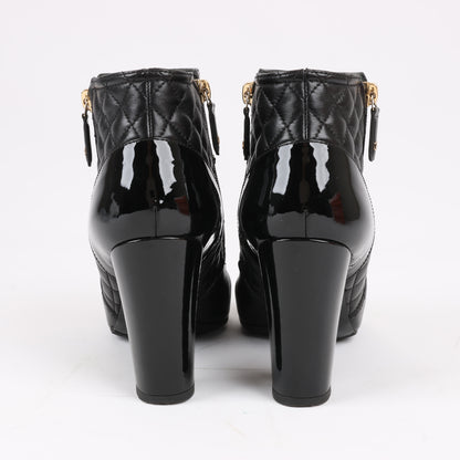 Bottines courtes Chanel Coco Mark en cuir matelassé et verni, noires, G33028, pointure 38