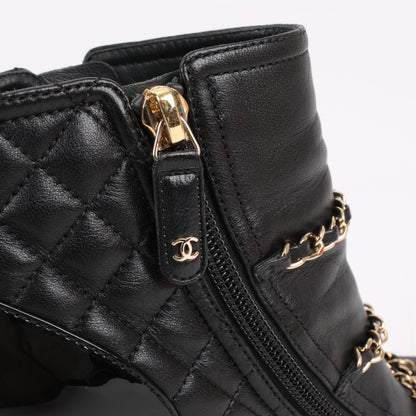 Bottines courtes Chanel Coco Mark en cuir matelassé et verni, noires, G33028, pointure 38