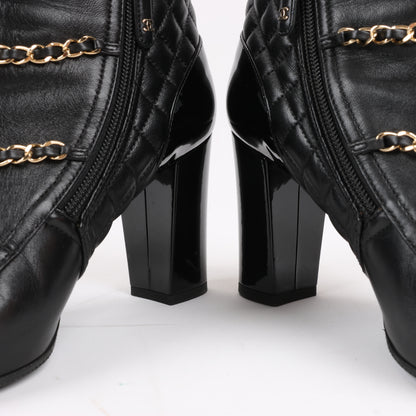 Bottines courtes Chanel Coco Mark en cuir matelassé et verni, noires, G33028, pointure 38