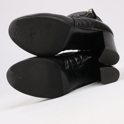 Bottines courtes Chanel Coco Mark en cuir matelassé et verni, noires, G33028, pointure 38