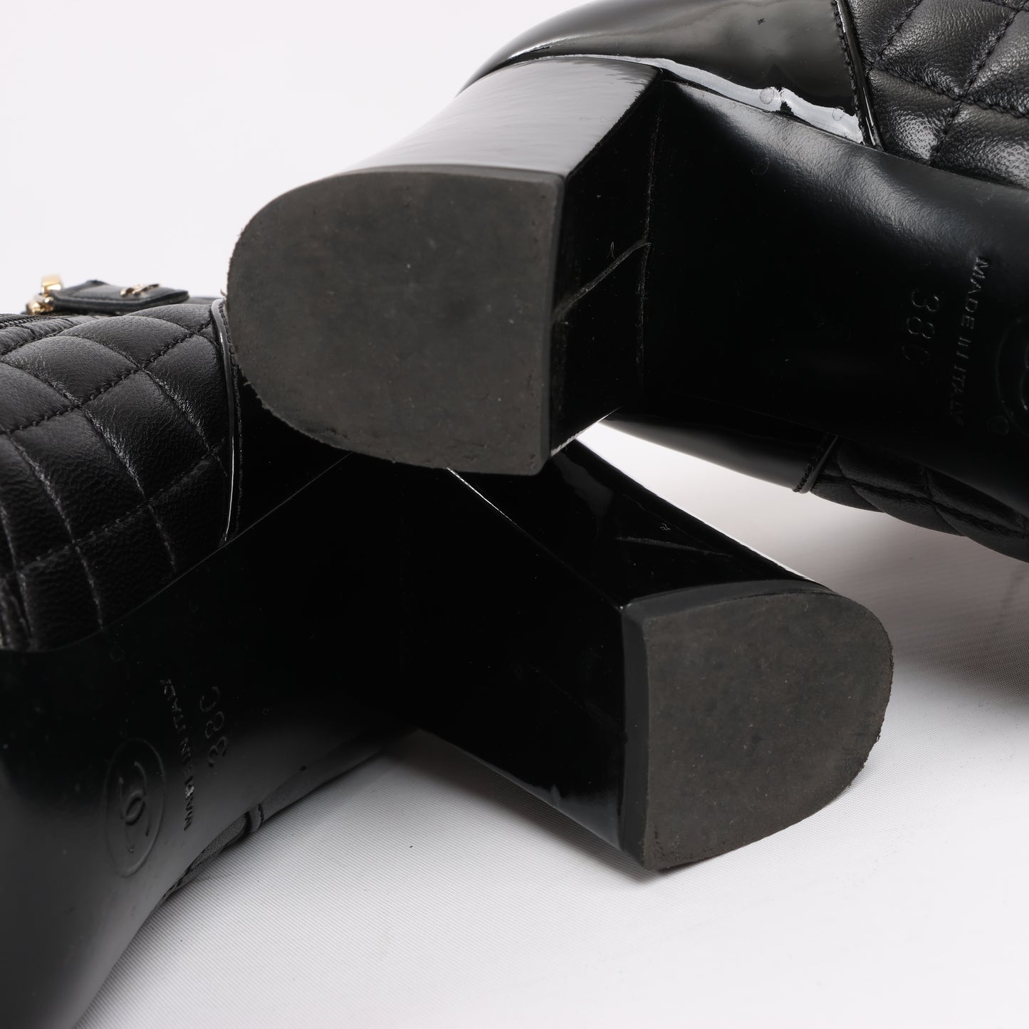 Bottines courtes Chanel Coco Mark en cuir matelassé et verni, noires, G33028, pointure 38