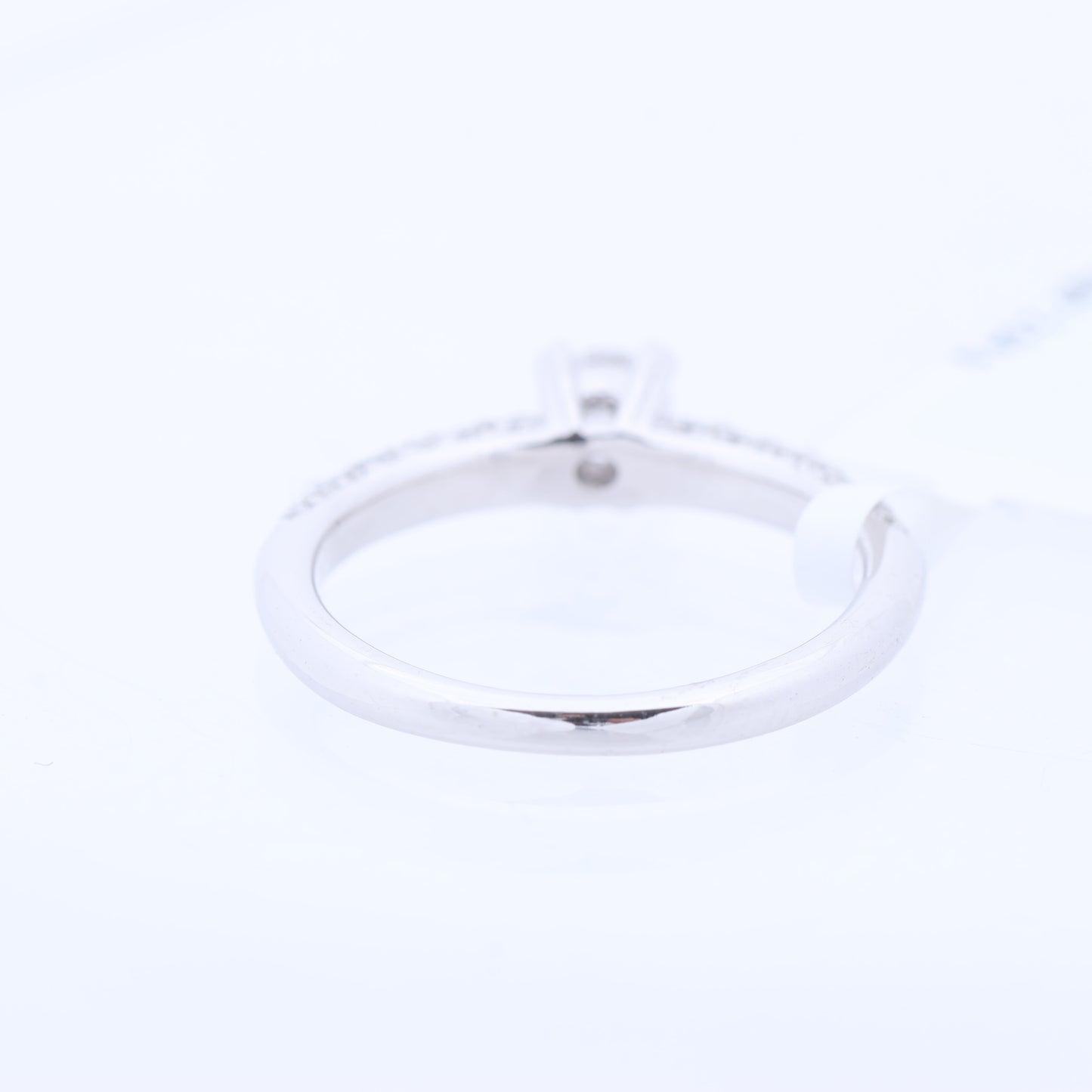 Unsignierter Ring aus 14-karätigem Weißgold mit 45 natürlichen Diamanten