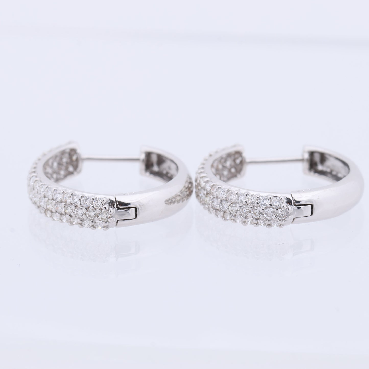 Nicht signierte Diamantohrringe (K18WG, 4,4 g, 1,0 ct)