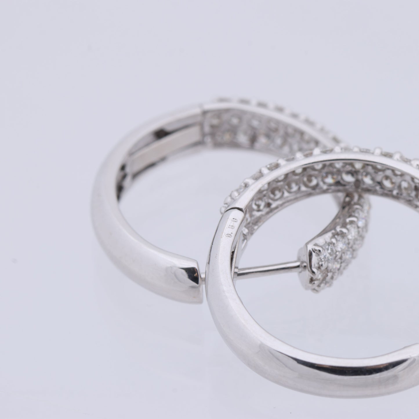 Nicht signierte Diamantohrringe (K18WG, 4,4 g, 1,0 ct)