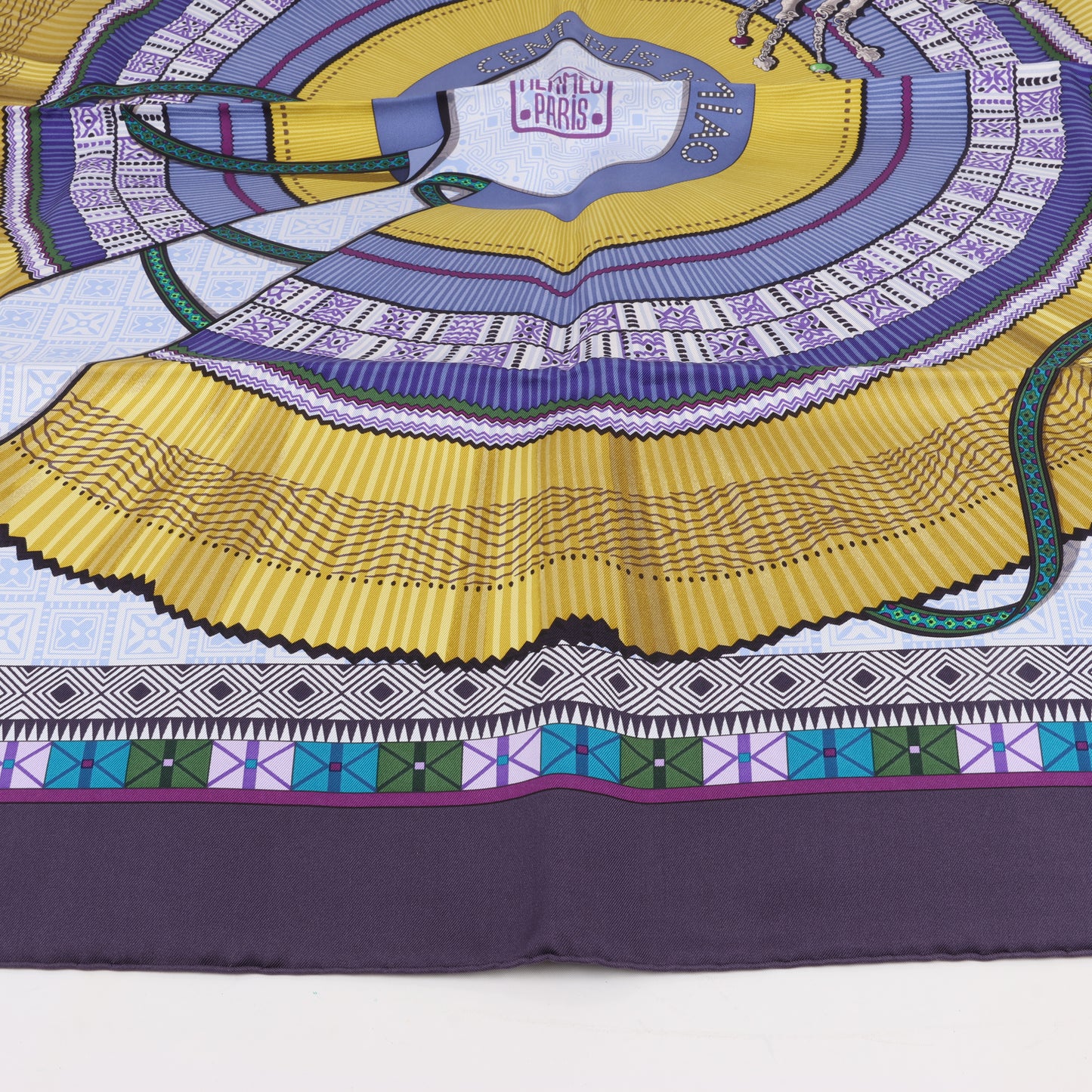 Hermès Carré 90 "CENT PLIS DES MIAO" Foulard 100% Soie en Violet