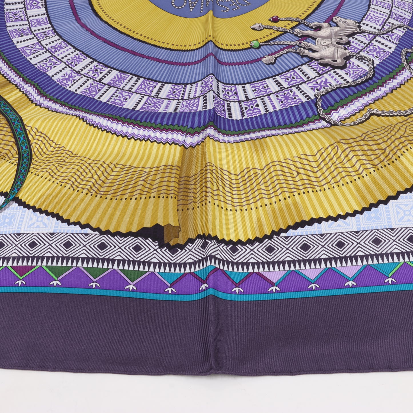 Hermès Carré 90 "CENT PLIS DES MIAO" Foulard 100% Soie en Violet