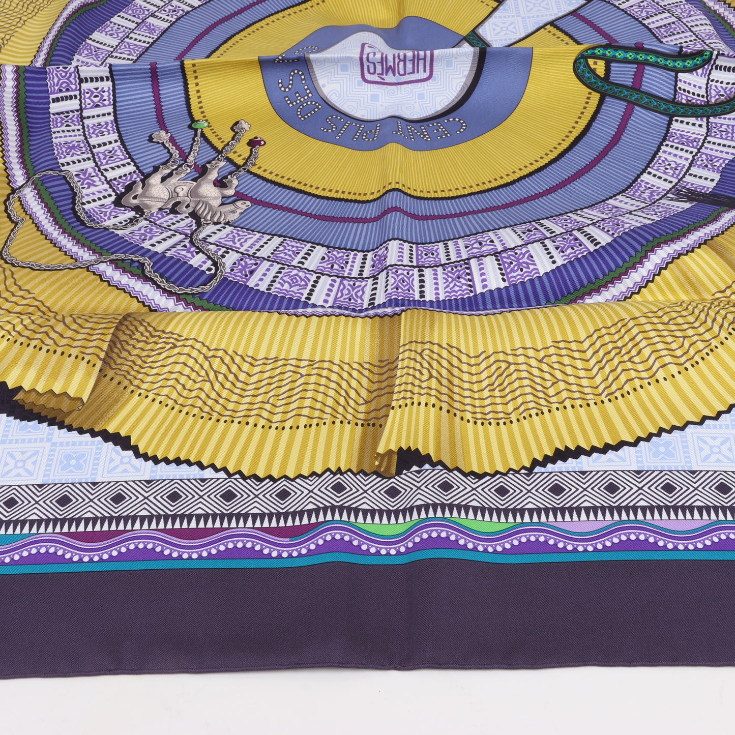 Hermès Carré 90 "CENT PLIS DES MIAO" Foulard 100% Soie en Violet