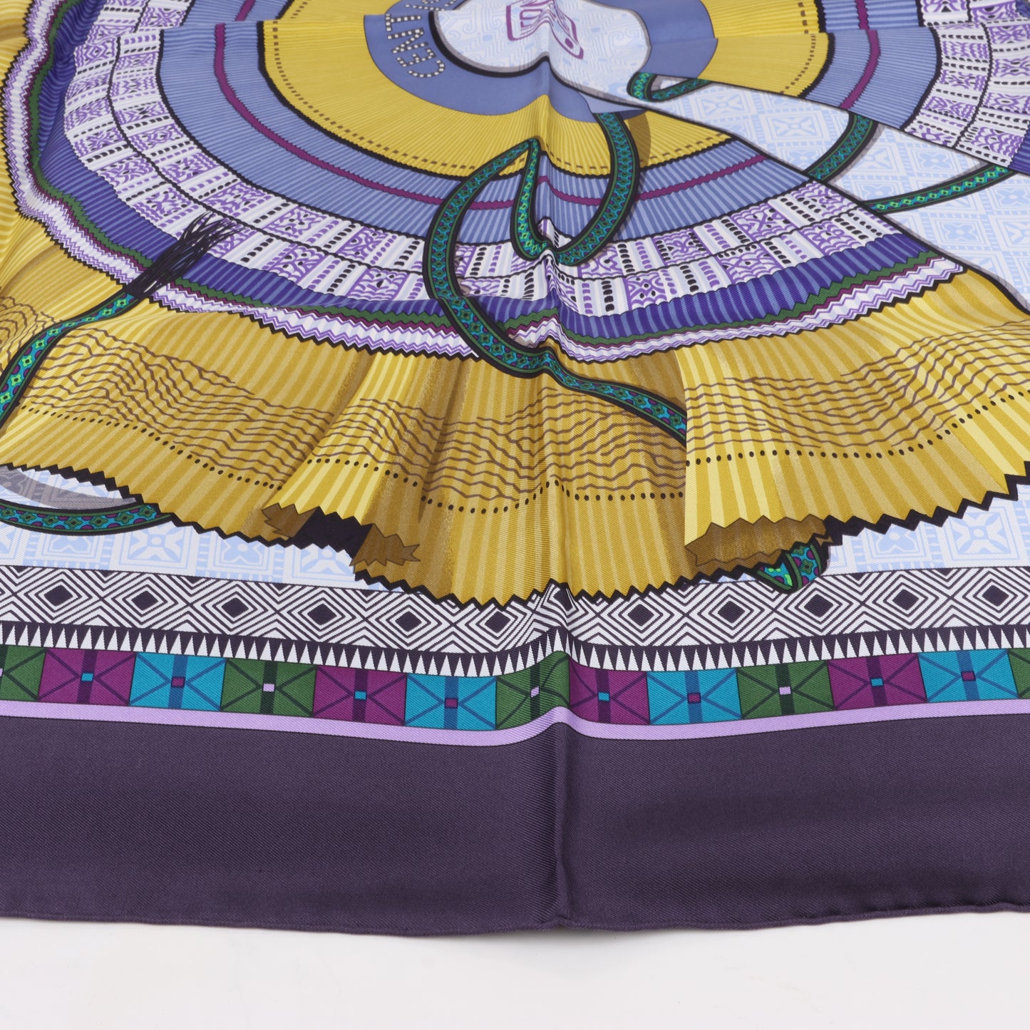 Hermès Carré 90 "CENT PLIS DES MIAO" Foulard 100% Soie en Violet
