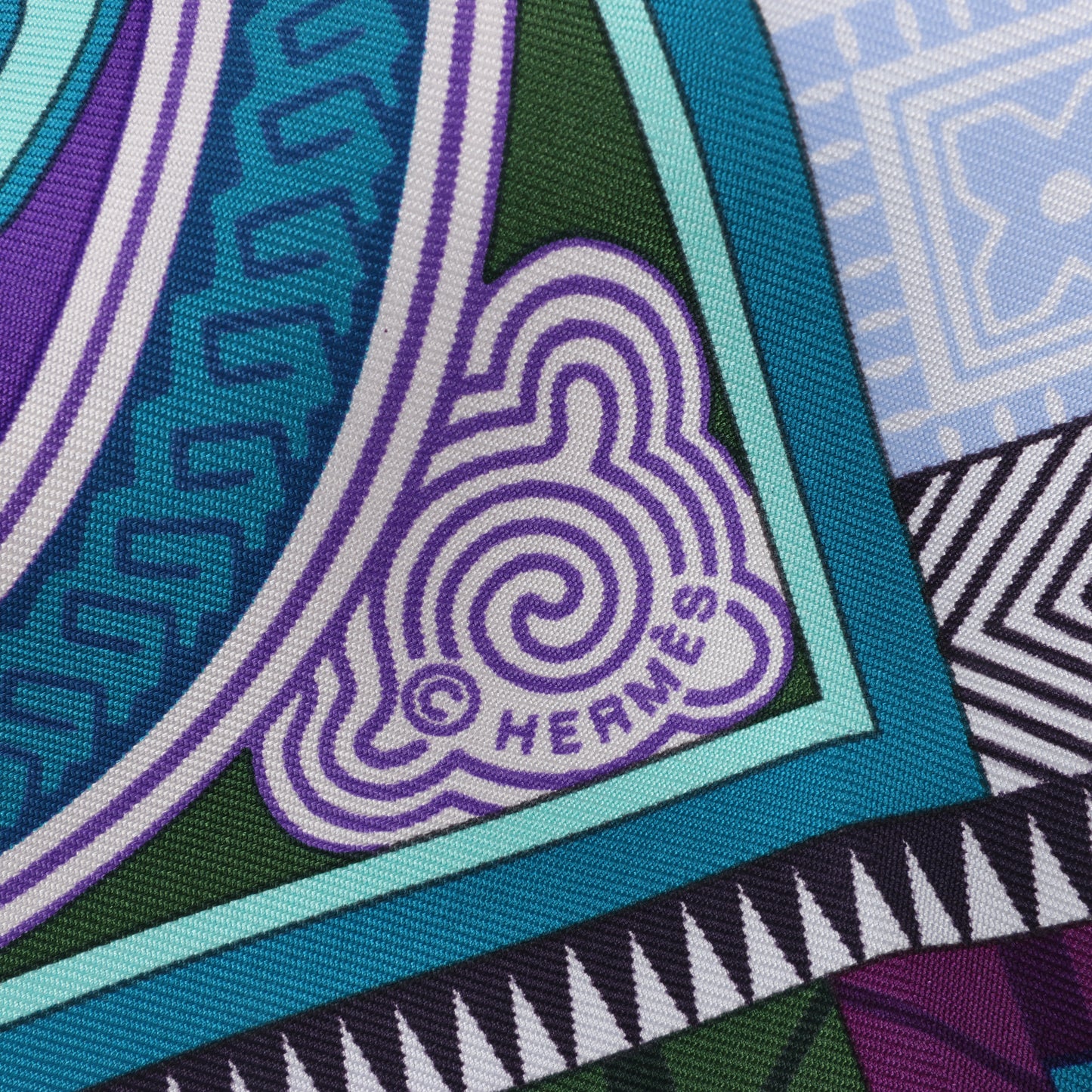 Hermès Carré 90 "CENT PLIS DES MIAO" Foulard 100% Soie en Violet
