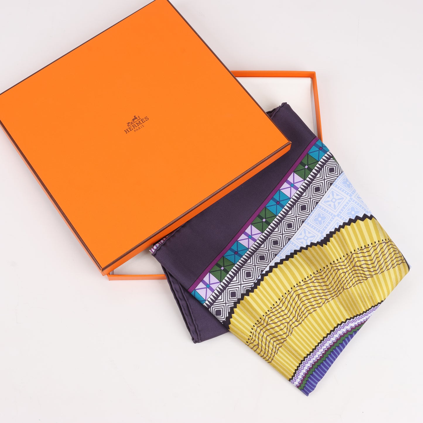 Hermès Carré 90 "CENT PLIS DES MIAO" Foulard 100% Soie en Violet