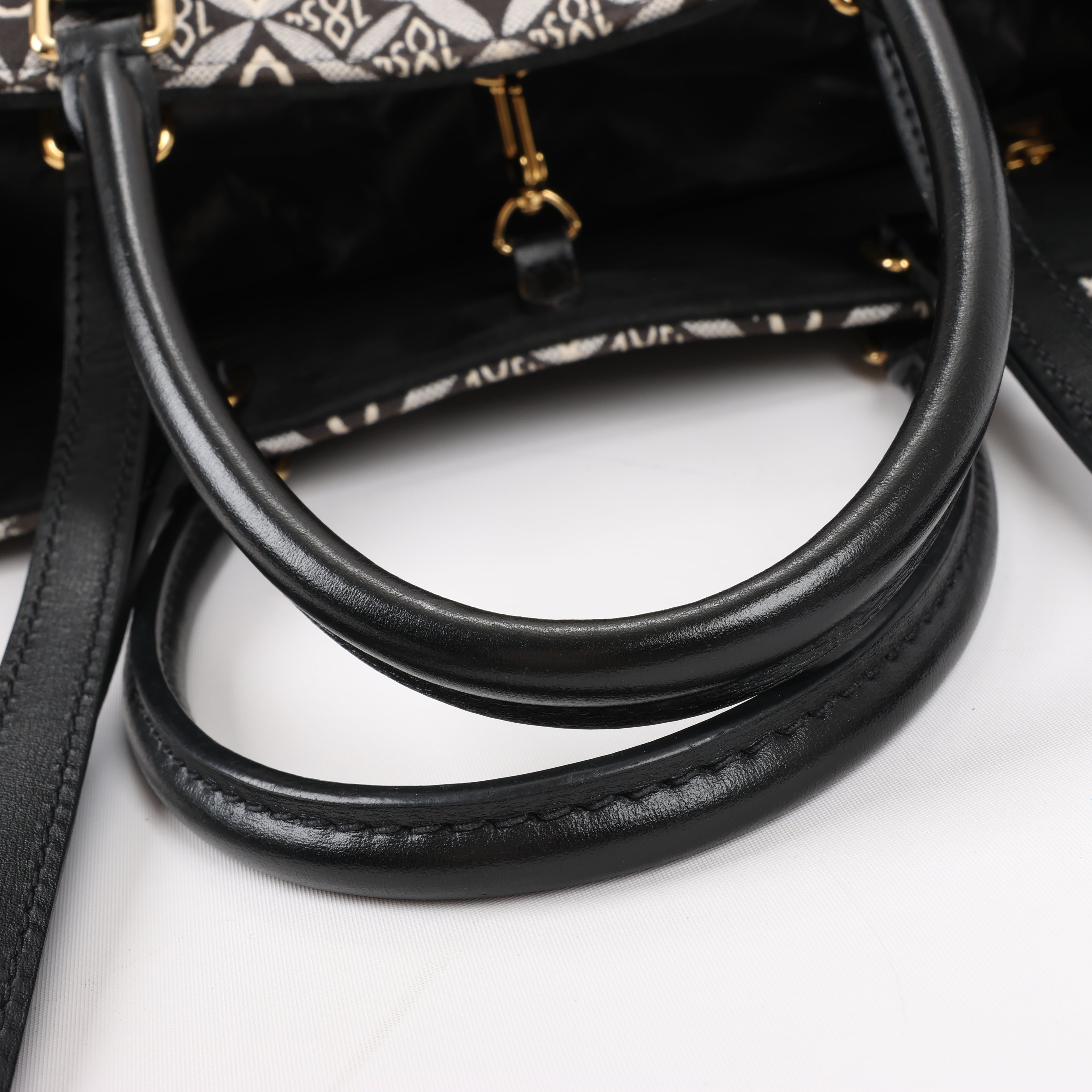 Bolso de mano Louis Vuitton Since 1854 OnTheGo GM en negro y blanco M57207