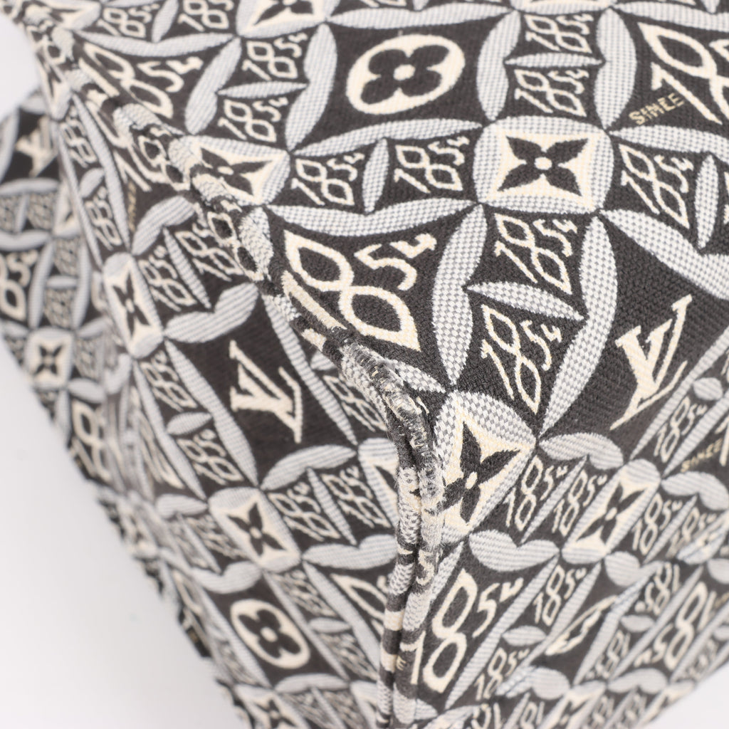 Bolso de mano Louis Vuitton Since 1854 OnTheGo GM en negro y blanco M57207