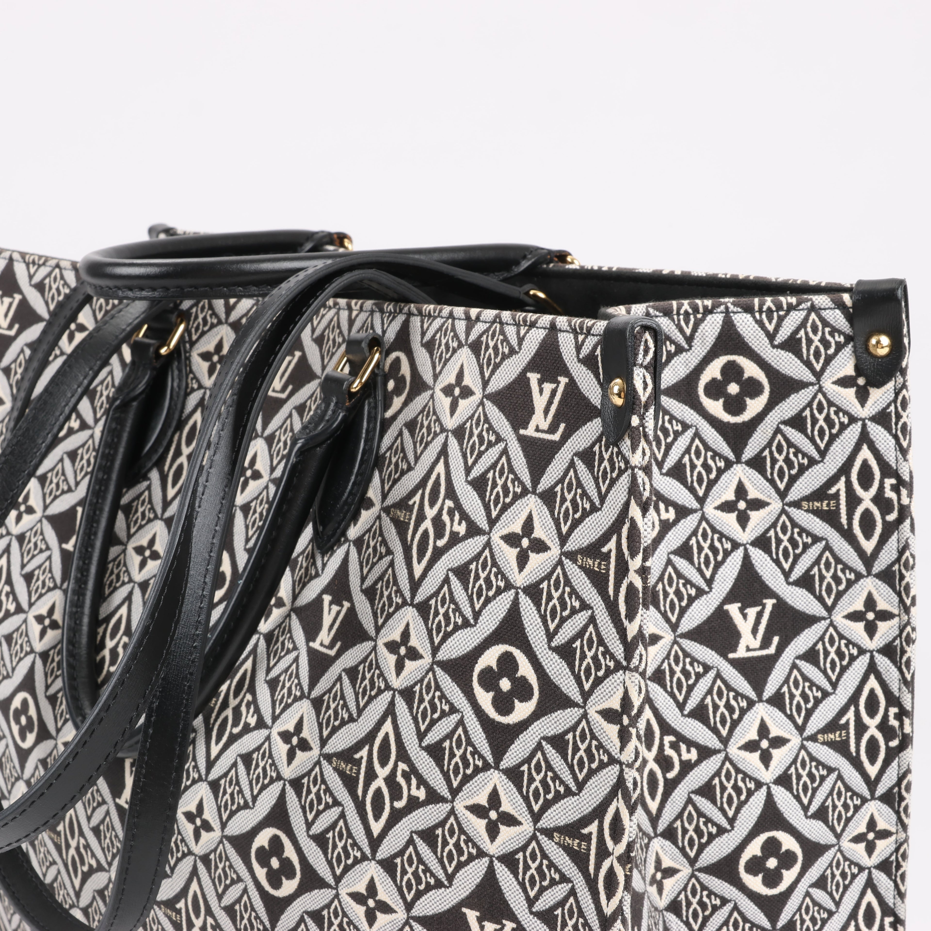 Bolso de mano Louis Vuitton Since 1854 OnTheGo GM en negro y blanco M57207