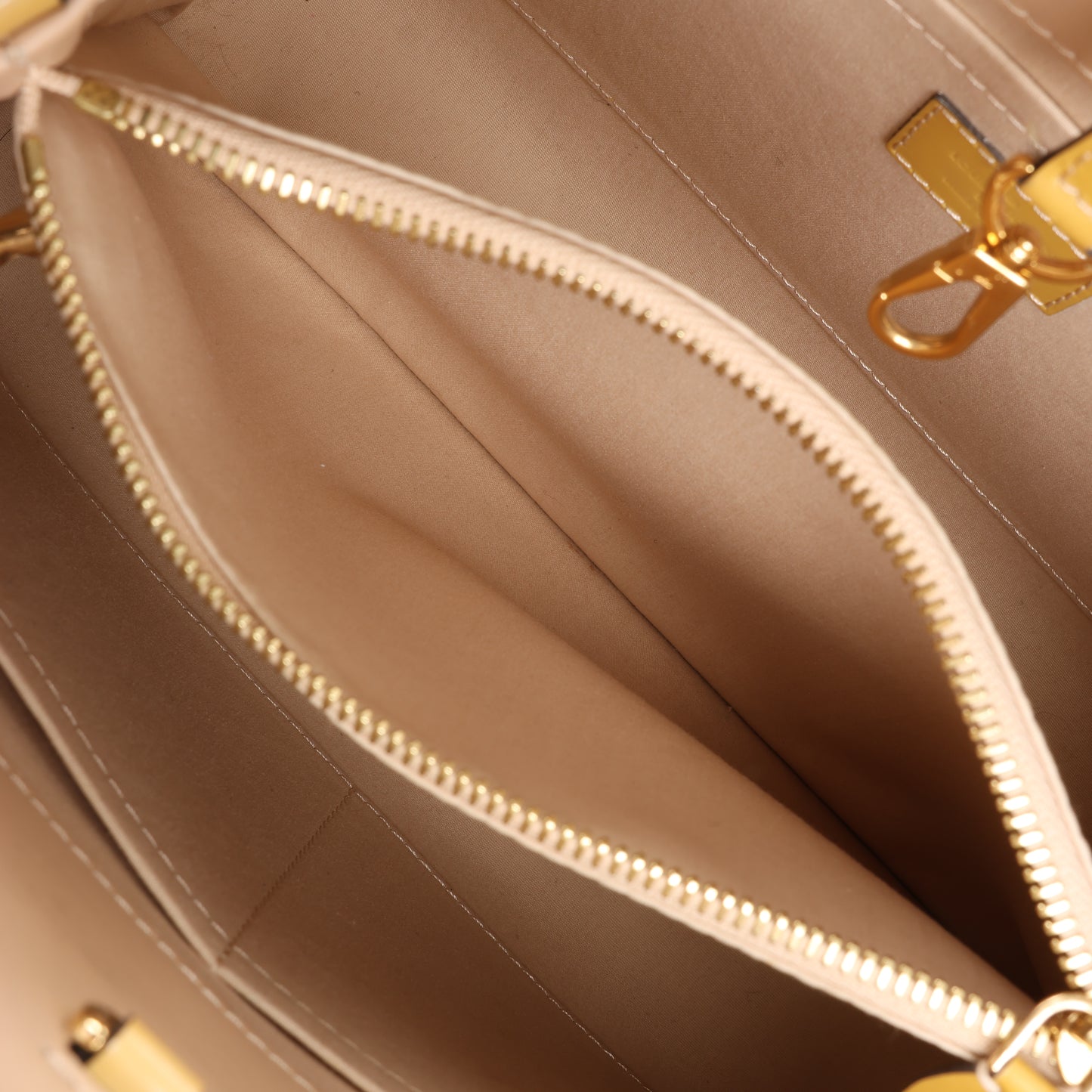 Sac à main Louis Vuitton Monogram Vernis Montaigne MM en jaune M50169