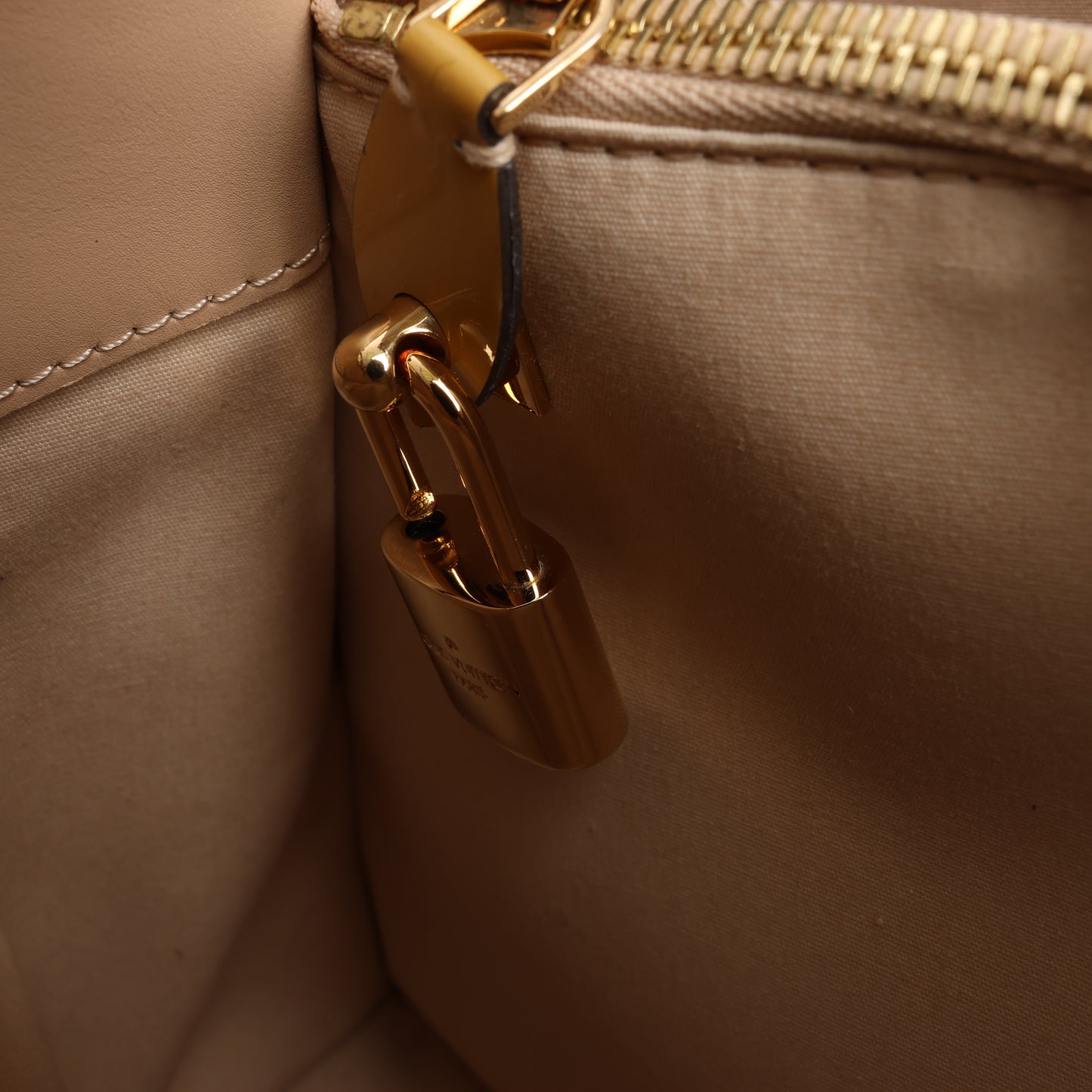 Sac à main Louis Vuitton Monogram Vernis Montaigne MM en jaune M50169