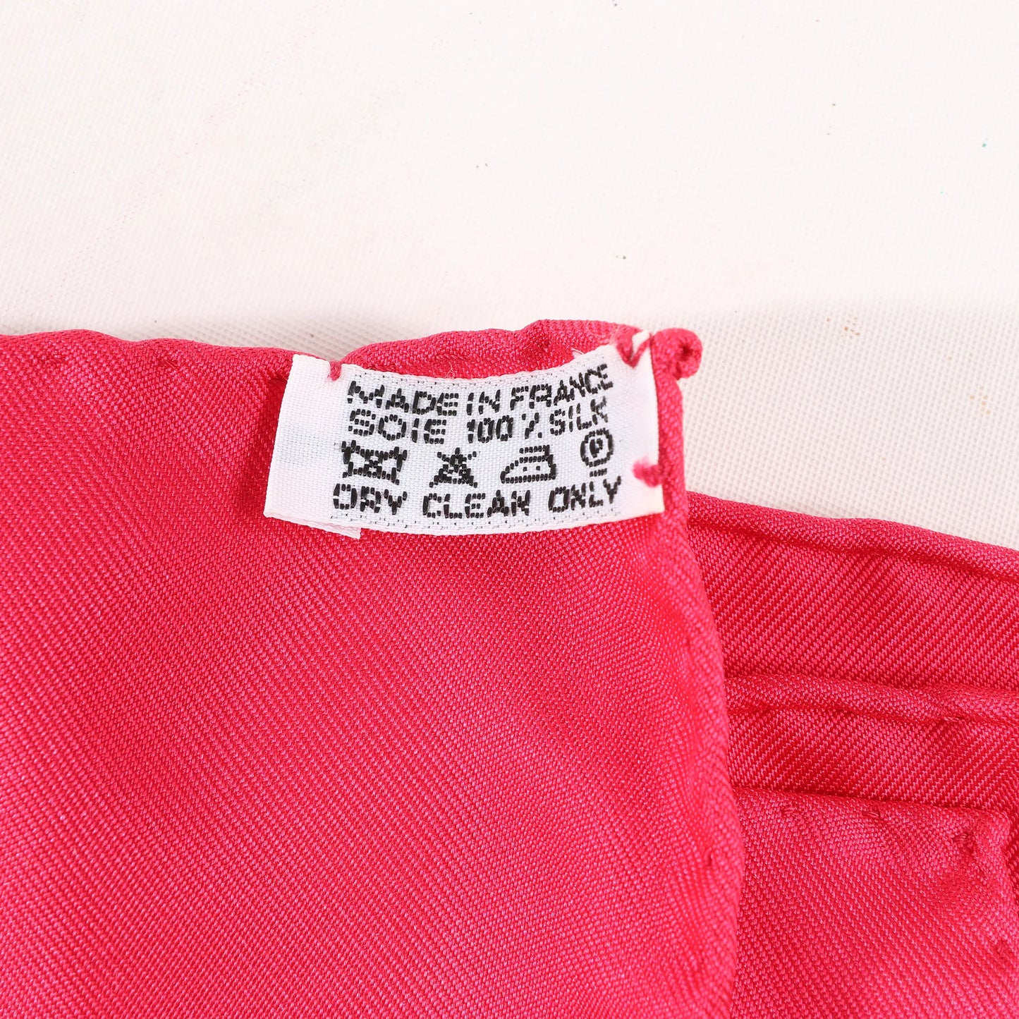 Hermès Carré 90 "HUACA PIRU" Silk handkerchief in Pink